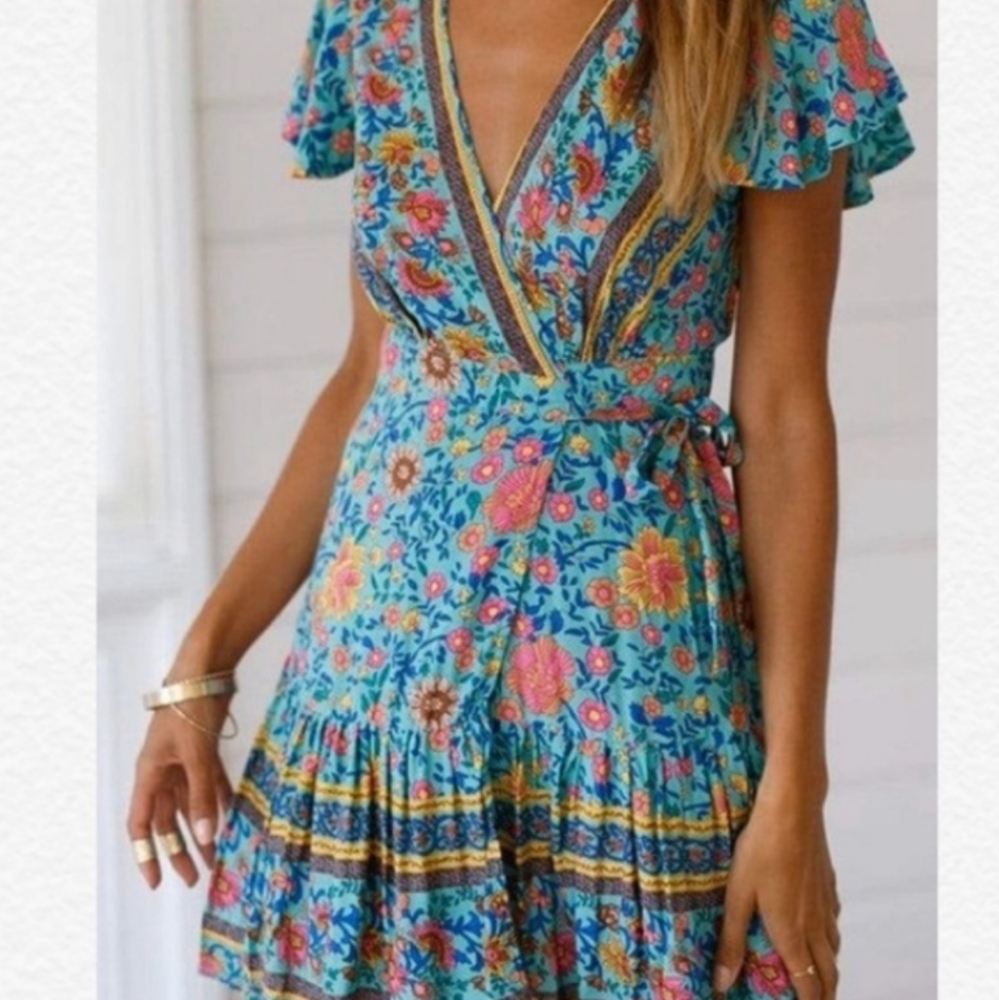 Cute Floral Wrap Dress (R. Vivimos? ) L NOT Spell